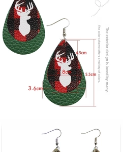 Détail de boucles d'oreilles en cuir en forme de larme avec motif cerf de Noël