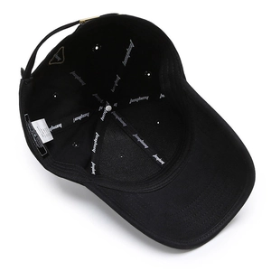Vue intérieure d'une casquette de baseball noire minimaliste pour hommes avec coutures
