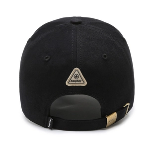 Casquette de baseball noire pour hommes avec boucle réglable et écusson à l'arrière.