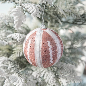 Rosa 8cm Weihnachtskugel mit weißem Band auf frostigem Weihnachtsbaumzweig Dekor