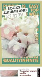 Dettaglio di calze calde in pile corallo con pois e confezione con fiocco