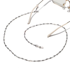 Chaîne de lunettes faite main en argent avec maillons en losange et perles sur fond blanc