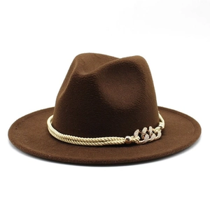 Gros plan détaillé d'un chapeau fedora en laine marron avec chaîne dorée et strass chic