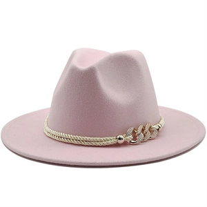 Détail du chapeau fedora en feutre rose avec chaîne dorée et corde tressée