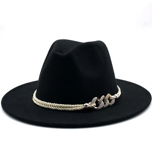 Chapeau fedora en laine noire classique avec une bande de chaîne dorée élégante et décors
