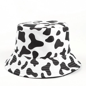 Détail du tissu à motif vache et des surpiqûres d'un chapeau bob en toile coton