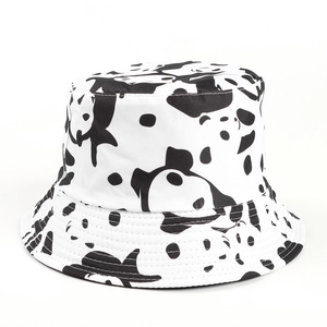 Détail de l'imprimé panda et de la texture sur le chapeau bob réversible en coton