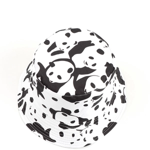 Détail de l'imprimé panda noir et blanc sur le tissu en toile de coton du bob