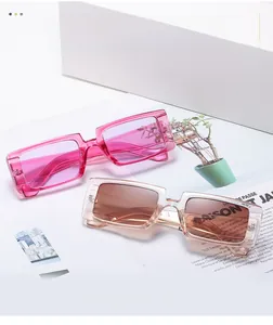 Details von stylischen rechteckigen Sonnenbrillen in transparentem Rosa und Champagner