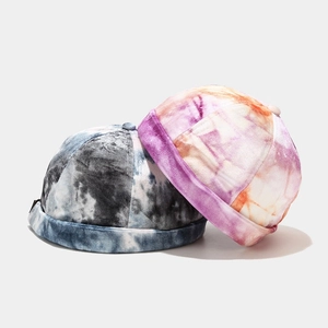 Bonnets Docker Miki tie-dye aux tons bleu et rose avec un design rétro de style urbain
