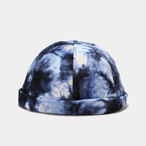 Détail de la texture velours tie-dye bleu et blanc sur le bonnet docker sans bord