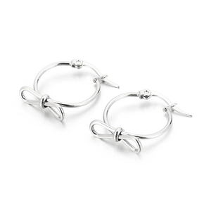 Boucles d'oreilles créoles avec nœud papillon argenté poli au style minimaliste