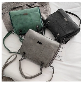 Borse Boston in pelle scamosciata verde, nera e grigia con catena metallica elegante