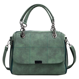 Borsa Boston verde con trama trapuntata, catena in metallo e tracolla regolabile