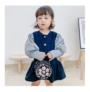 Detail of a round black crossbody bag for girls featuring three-dimensional flowers