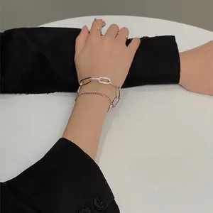 Dettaglio del bracciale a catena hip-hop a doppio strato argento con zirconi incastonati
