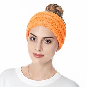 Détail de la maille sur un bandeau d'hiver orange vif avec texture de torsades épaisse