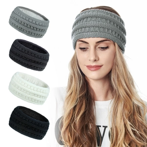 Détail de la texture en maille épaisse et doublure polaire sur le bandeau d'hiver tricoté
