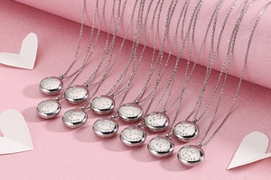Détail de douze colliers du zodiaque avec noms gravés sur des pendentifs argentés
