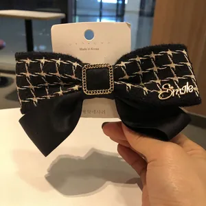 Pince à cheveux noeud vintage en velours avec motif vichy et lettrage Smile doré