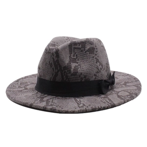 Vue détaillée du chapeau fedora gris à motif serpent avec ruban de satin noir
