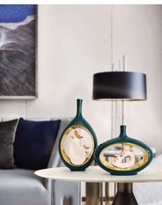 Detalle de decoración de lujo en cerámica verde y oro con ciervo para el hogar