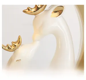 Dettaglio di eleganti figurine di cervo in ceramica con corna dorate di lusso
