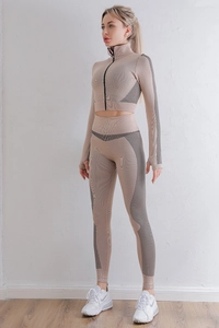 Détail de l'ensemble de yoga avec poignets passe-pouce et texture en maille côtelée