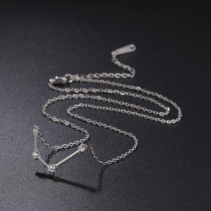 Vue détaillée du collier constellation argenté avec pendentif géométrique et zircons