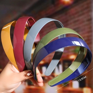 Detail of colorful glossy headbands with non-slip teeth and 13.5cm size mark
