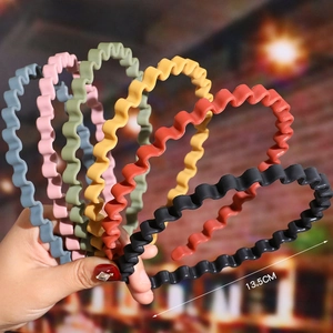 Set of wavy non-slip plastic headbands in various colors with a 13.5cm diameter
