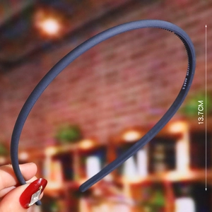 Detail of matte black wavy headband with anti-slip teeth, showing 13.7cm height