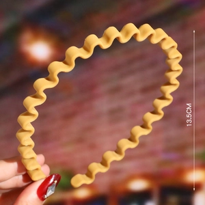 Detail view of a beige woven pearl headband with height dimension measurement 13.5cm