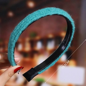 Detail view of cyan plush headband with 15.5cm size dimension arrow annotation