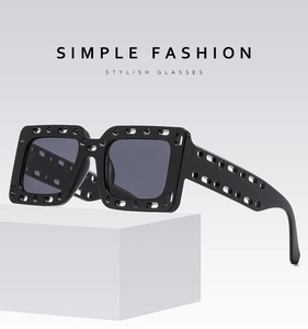 Detailansicht der schwarzen quadratischen Sonnenbrille mit modernem Cut-out-Design am Bügel