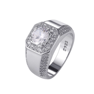 Detailopname van herenring in zilver met centrale ronde zirkoon en vierkante zetting