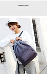 Modello con zaino a coulisse sfumato dal grigio al viola in un contesto street style