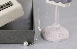 925 sterling silver pearl necklace featuring five small and one large pendant pearl