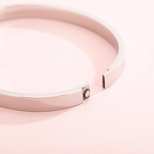 Bracelet jonc en acier inoxydable poli argenté avec un mécanisme de fermoir à clic sécurisé