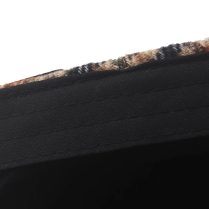 Béret classique à carreaux montrant le bandeau intérieur et la texture en laine