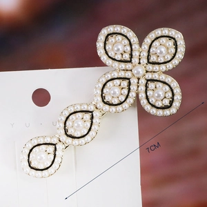 Close-up of 7cm elegant pearl hair clip with gold metal base in clover flower shape