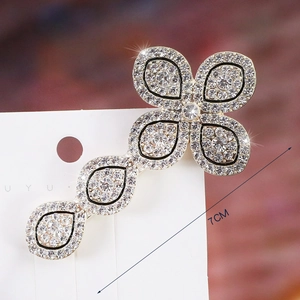 Macro shot of 7cm floral rhinestone hair clip with pearl details on alloy base