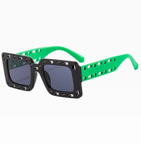 Detail der eckigen Cut-out-Sonnenbrille mit schwarzem Rahmen und neongrünen Bügeln im Zoom