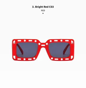 Detail der roten eckigen Sonnenbrille mit Cut-out-Design und dunklen Gläsern