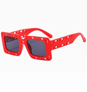 Detail der roten quadratischen Sonnenbrille mit markantem zweireihigem Cut-Out-Design