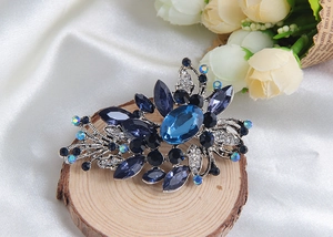 Vue macro détaillée d'une broche vintage en alliage argenté avec strass bleus