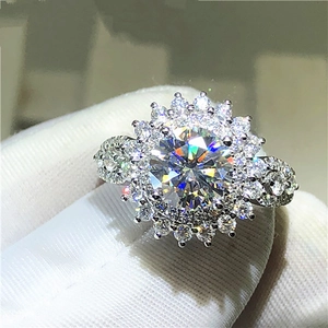 Anillo de boda de lujo con forma de girasol, circonita y acabado en oro blanco