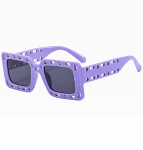 Detail der violetten quadratischen Sonnenbrille mit kreativen hohlen Loch-Ausschnitten