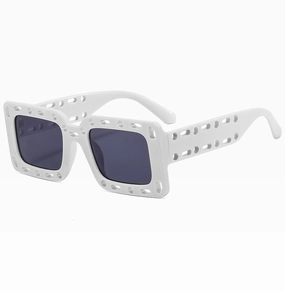 Detail der quadratischen weißen Sonnenbrille mit einzigartigen runden Lochausschnitten