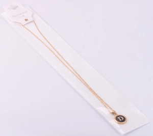 Détail du collier en acier inoxydable doré 18K avec un pendentif rond noir lettre D